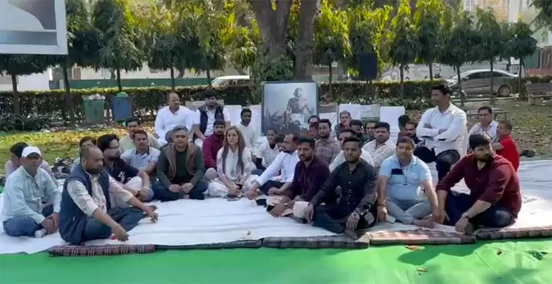 Youth Congress Protests: एआई समिट में युवा कांग्रेस के प्रदर्शन पर सियासी हलचल तेज! कांग्रेस मुख्यालय में लगा पोस्टर बना चर्चा का विषय