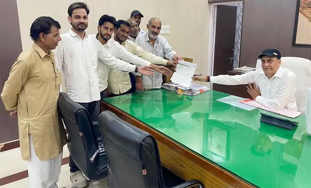 बिजली दरों में कटौती को लेकर आम आदमी पार्टी ने मुख्यमंत्री के नाम सौंपा ज्ञापन