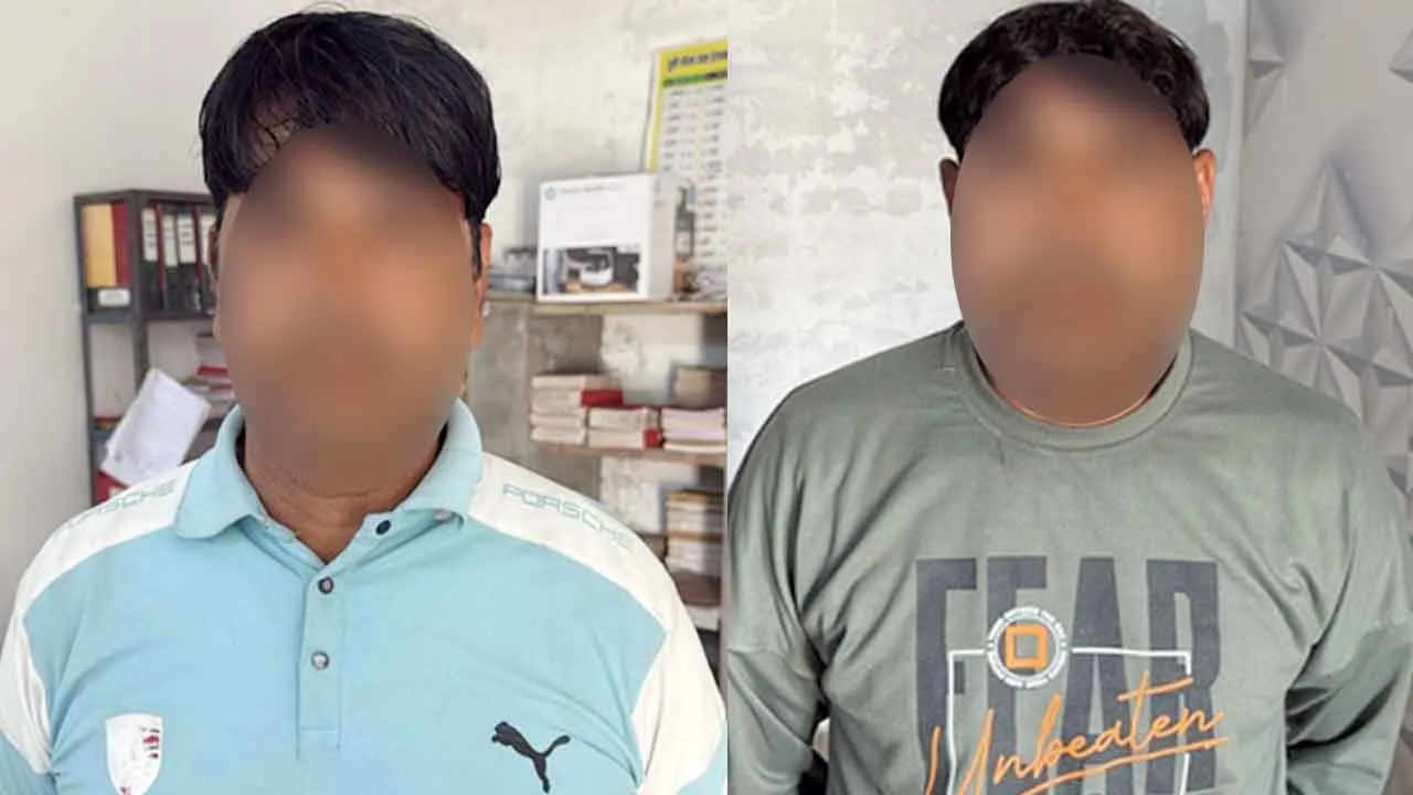 रिश्वत लेते पुलिस कांस्टेबल सहित दो गिरफ्तार
