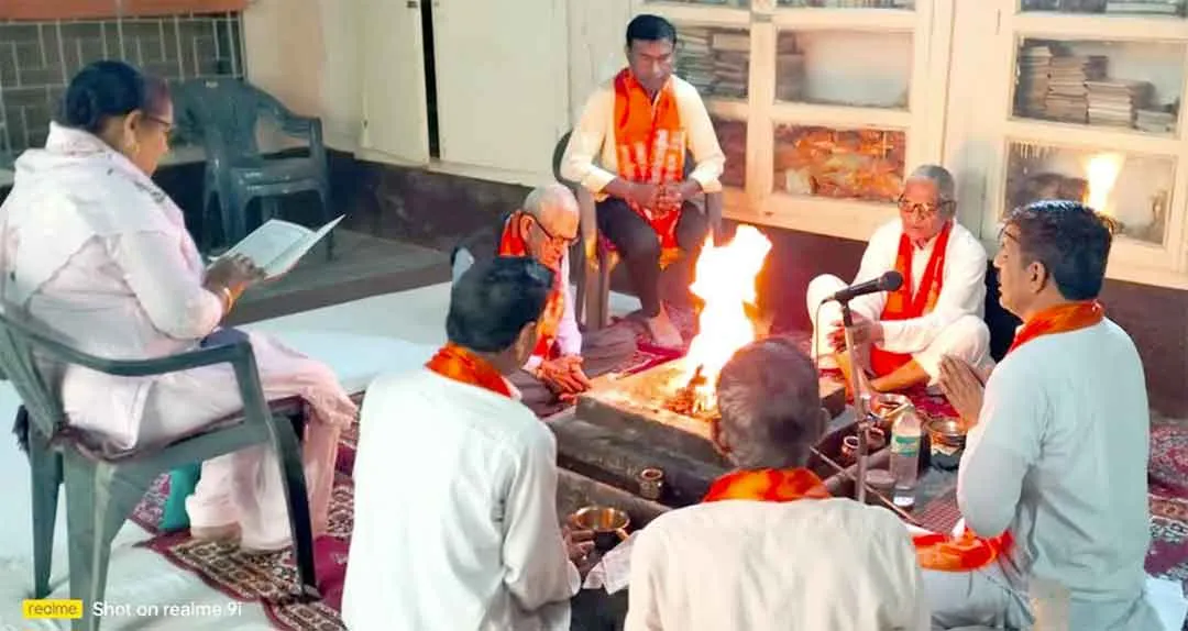 आर्यजनों ने यज्ञ के माध्यम से विश्व कल्याण, सुख-समृद्धि और शांति की कामना की