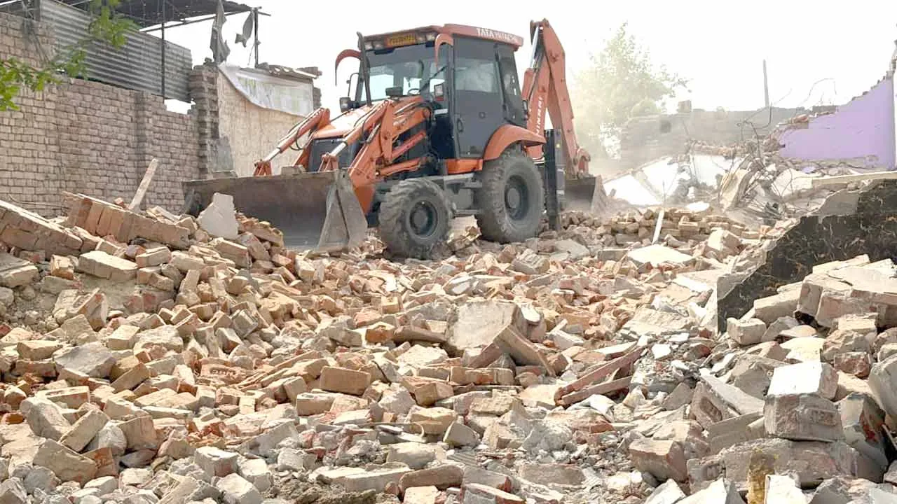 Bulldozer Action: बठिंडा प्रशासन ने गैरकानूनी निर्माण पर चला बुलडोजर, आरोपी पर दर्ज हैं गंभीर मामले