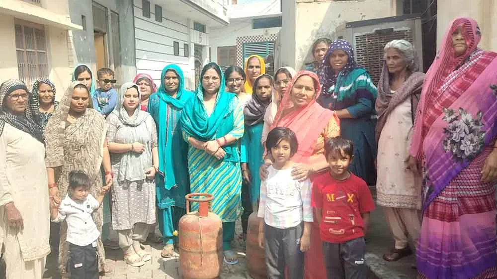 LPG Cylinder Shortage: रसोई गैस की कीमतों और किल्लत के खिलाफ महिलाओं ने किया प्रदर्शन
