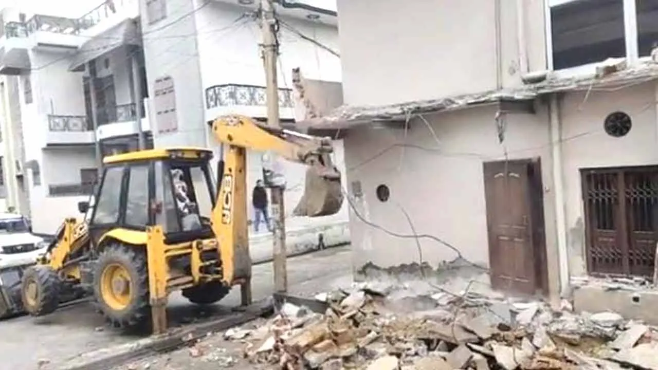 Bulldozer Action: भादरा में चिट्टा तस्कर के अवैध निर्माण पर चला बुल्डोजर
