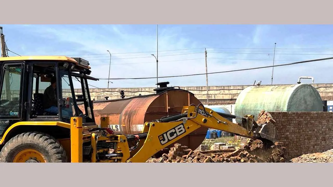 Bulldozer Action: नगर योजनाकार विभाग ने पांच एकड़ में फैली दो अवैध कॉलोनियों में चलाया बुलडोजर
