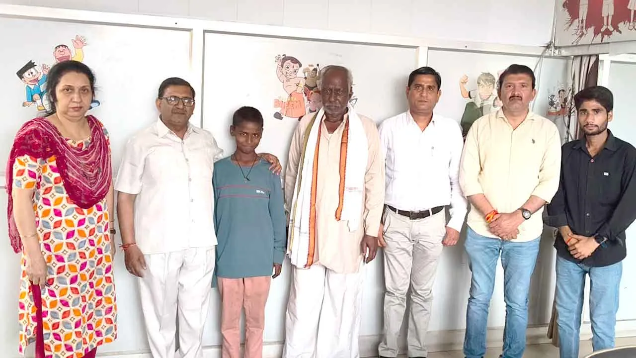 रेलवे स्टेशन पर लावारिस मिले बच्चे को कासगंज के परिजनों तक सुरक्षित पहुंचाया, दादा-पोते के मिलन से भावुक हुआ माहौल