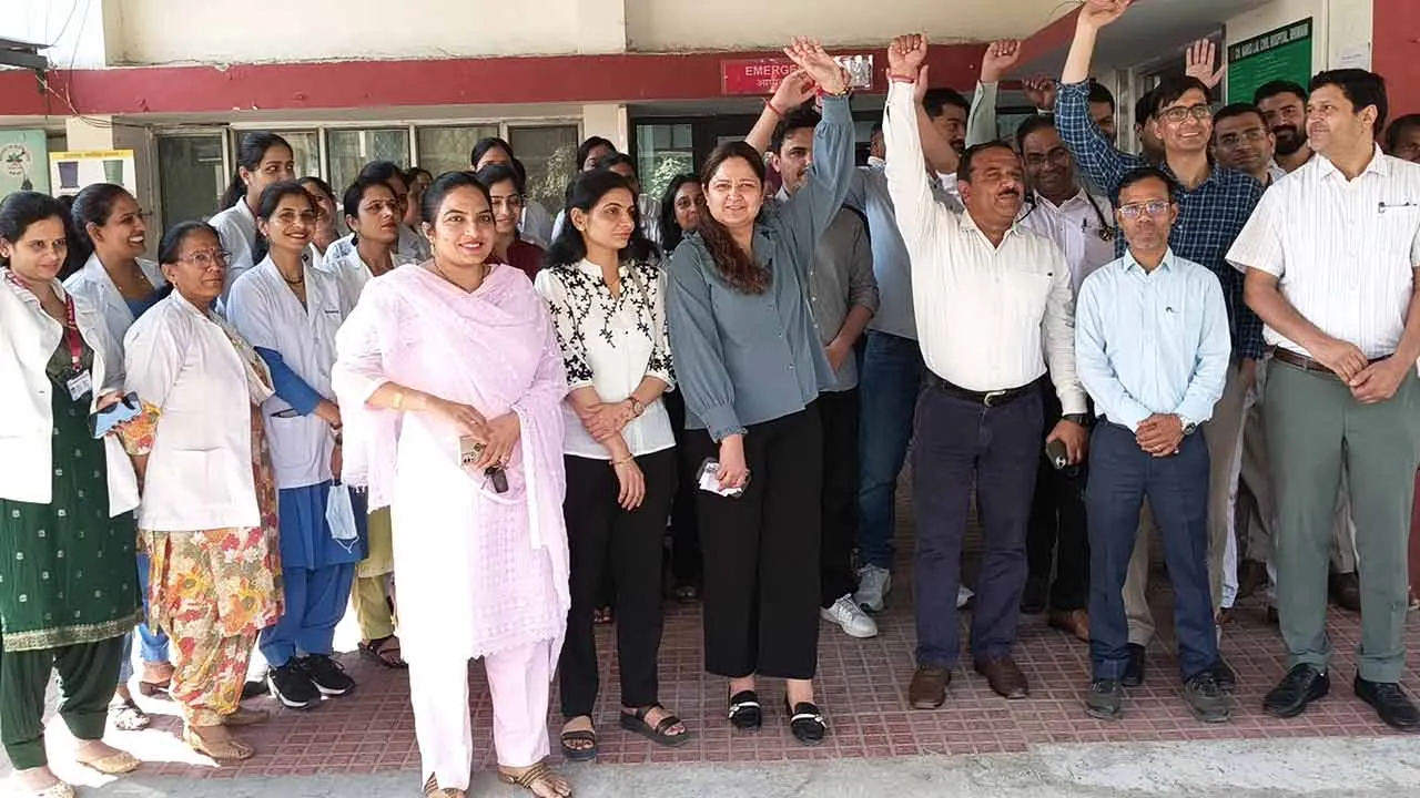 चिकित्सक से मारपीट मामला: भिवानी में ओपीडी सेवाएं बंद,130 में से 100 डॉक्टर छुट्टी पर