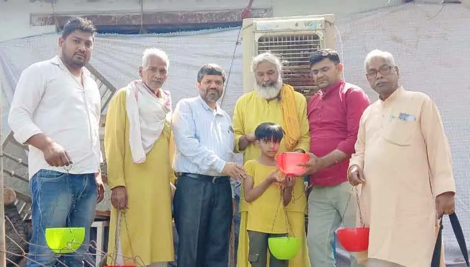 गर्मी की दस्तक के बाद बेजुबानों के लिए पालेराम चैरिटेबल ट्रस्ट ने लगाए सकोरे