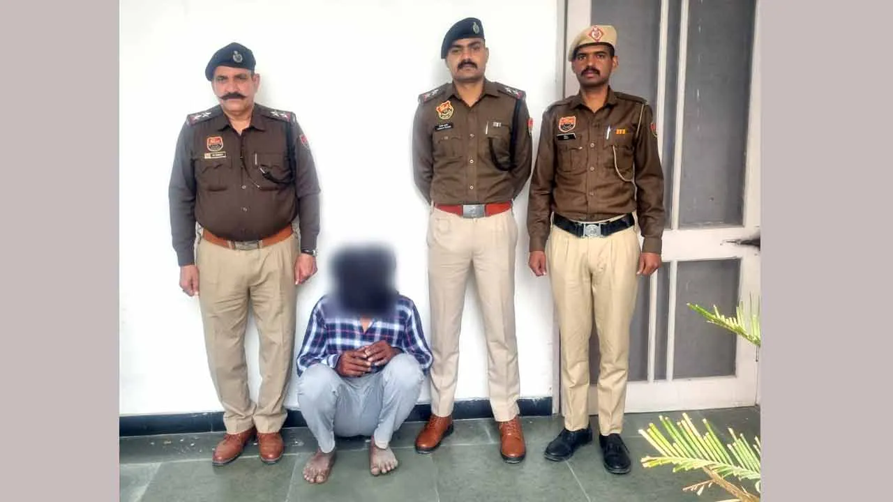 8 घंटे में हत्यारोपी गिरफ्तार: कुल्हाड़ी से पत्नी की हत्या कर श्मशान में छिपा था आरोपी