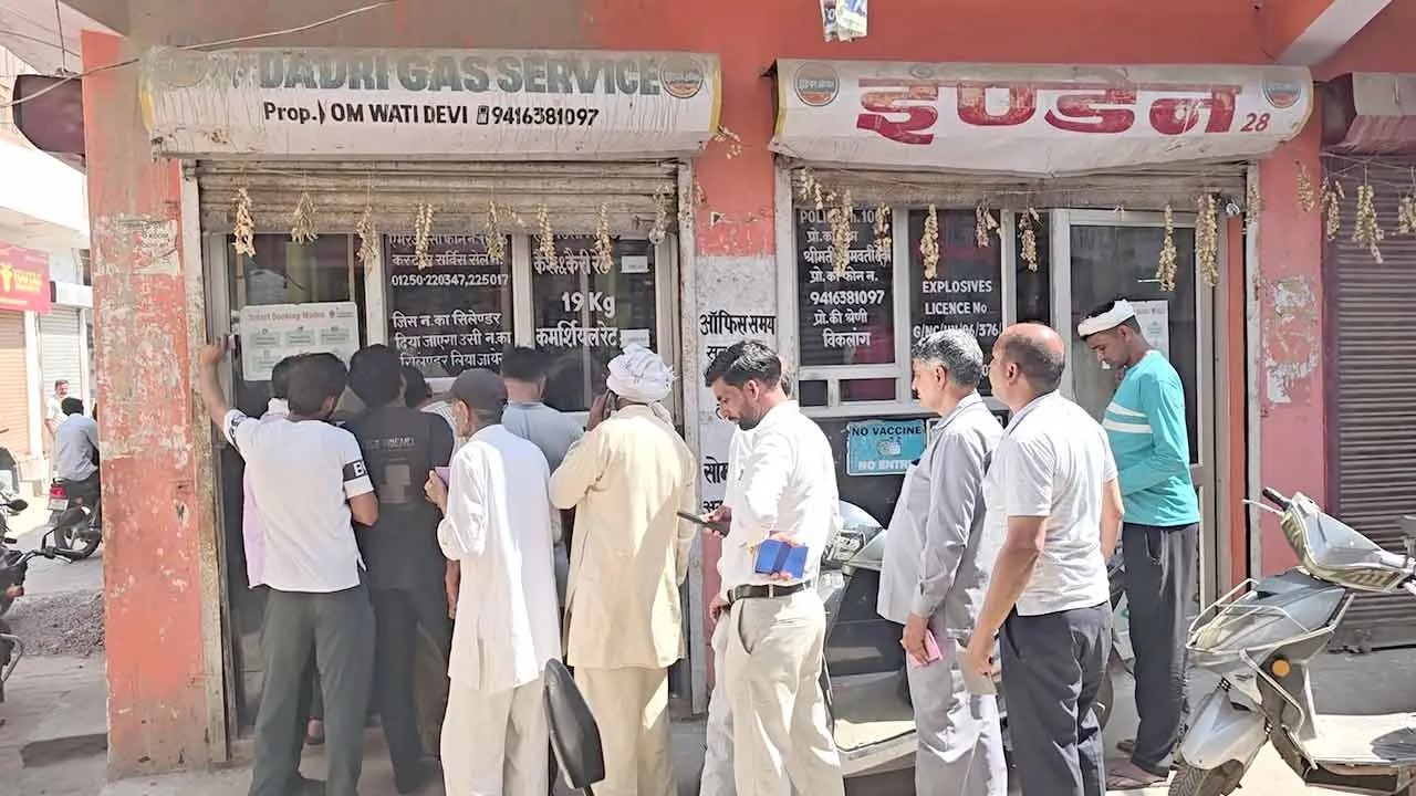 Gas Cylinder News: गैस सिलेंडरों के दाम बढ़ते ही एजेंसियों पर बढ़ी भीड़, लोगों में किल्लत की आशंका