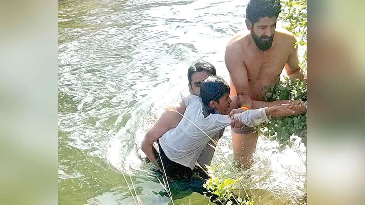 वरूवाली नहर में डूबते बच्चे को पॉलिटेक्निक कॉलेज के कर्मचारियों ने दी नई जिंदगी