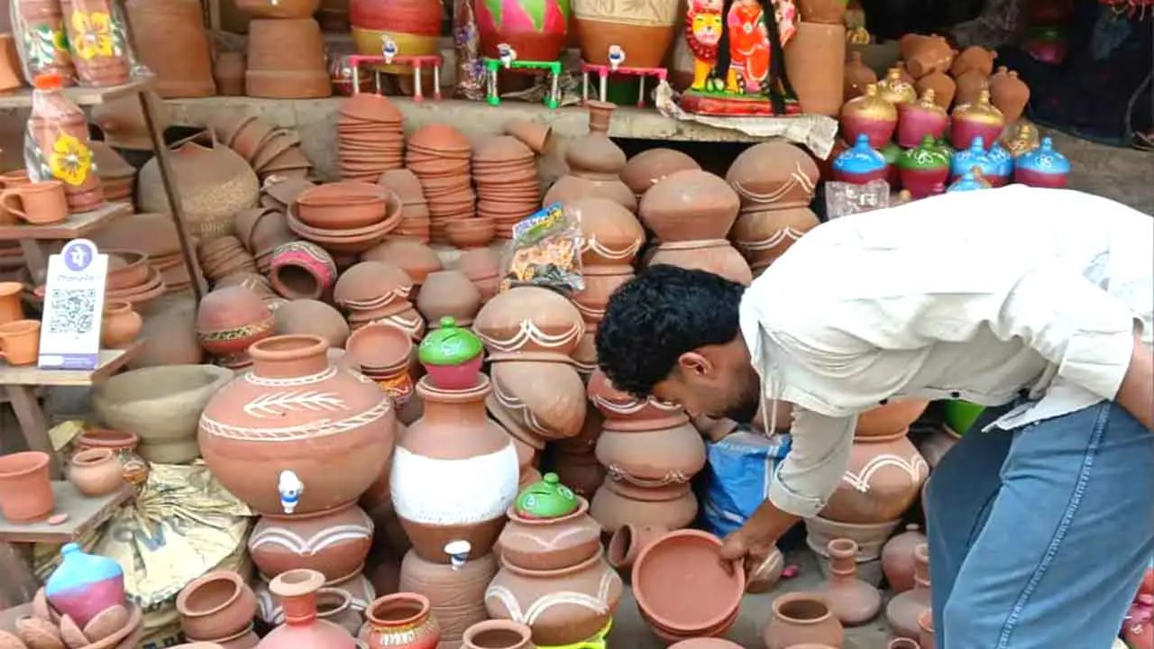 LPG Gas Shortage: गैस संकट से कुम्हारों के दिन बहुरे, मिट्टी के चूल्हों की बढ़ी मांग