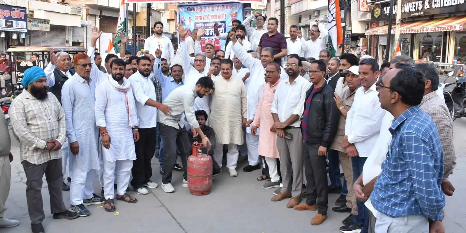 Congress Protests: महंगाई व गैस किल्लत के विरोध में कांग्रेस का प्रदर्शन