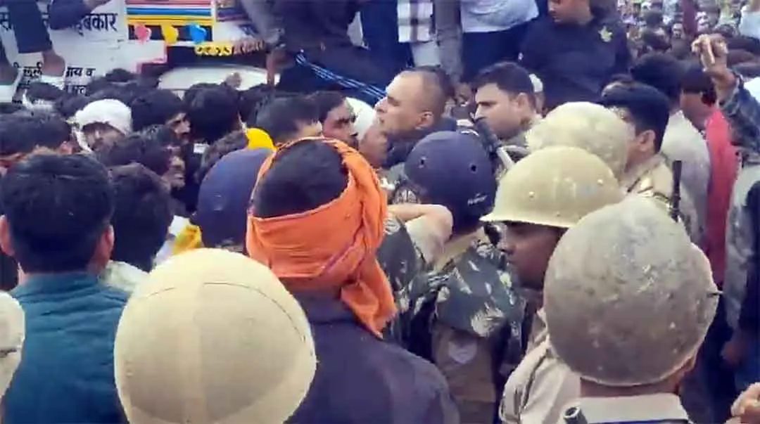 Cow Vigilantes Clash: गोरक्षक चंद्रशेखर की हत्या के बाद मचा बवाल! प्रदर्शनकारियों पर लाठीचार्ज