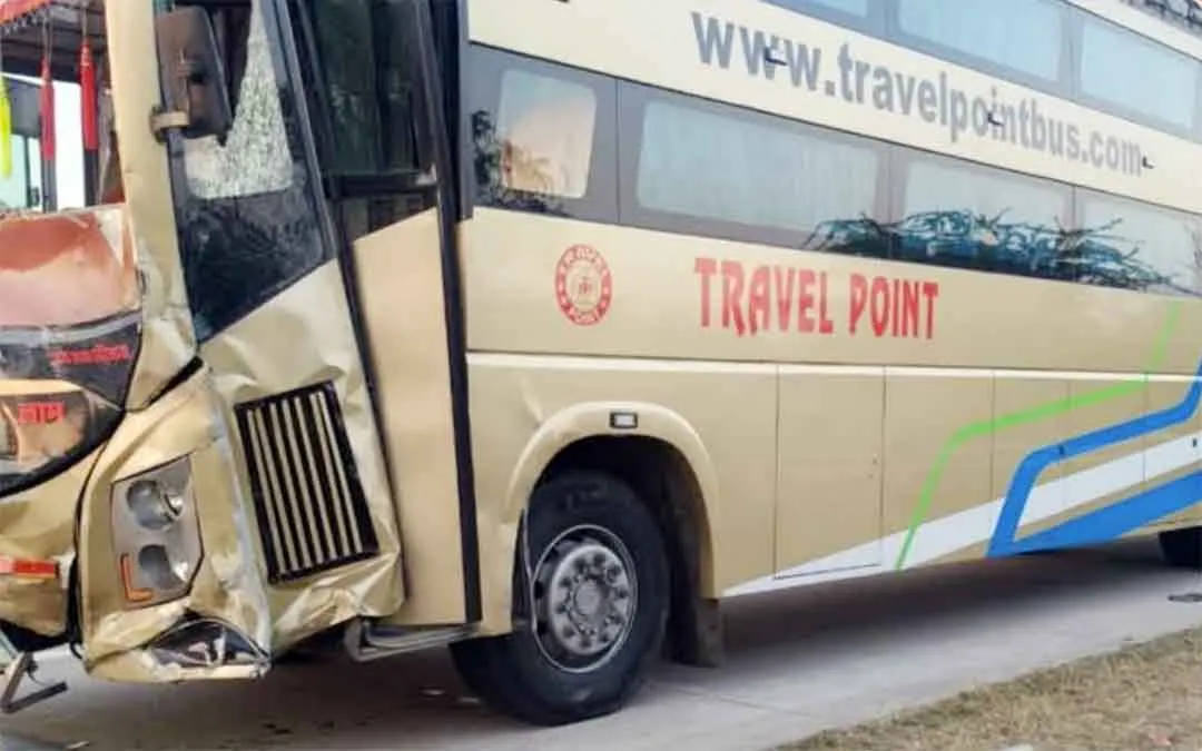 Yamuna Expressway Accident: ईको वैन-बस में भीषण भिड़ंत! वैन के पिछले हिस्से के उड़े परखच्चे