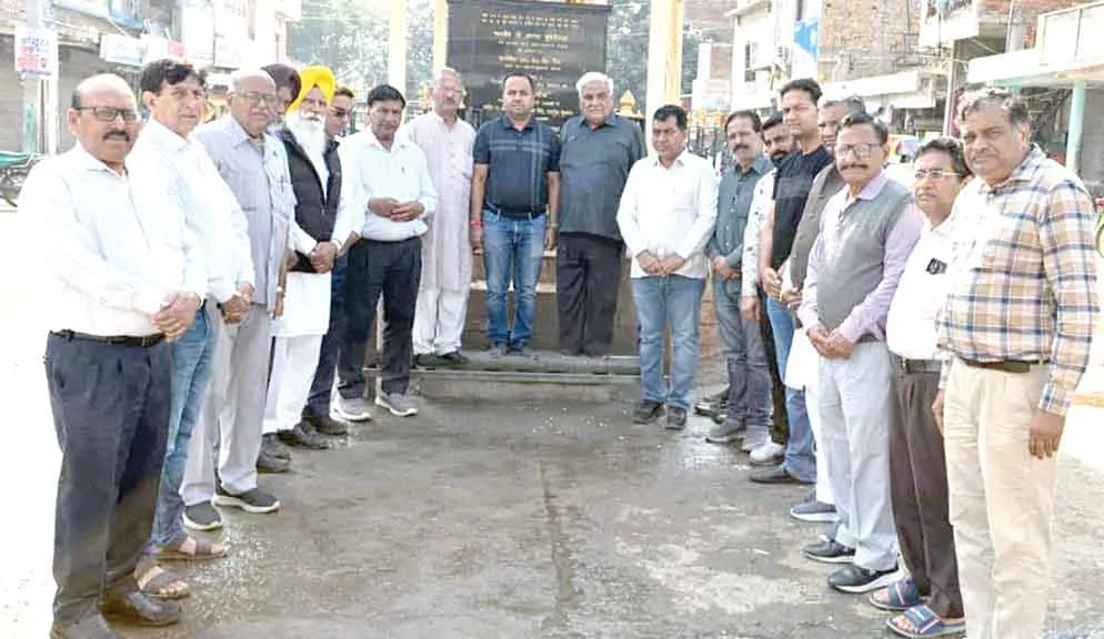 देशभक्ति के नारों के साथ प्रतिमाओं पर माल्यार्पण कर दी भगत सिंह, राजगुरु व सुखदेव को श्रद्धांजलि