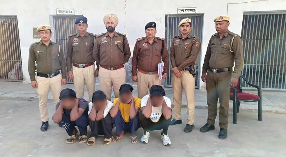 ऐलनाबाद की वृद्धा से चाकू की नोक पर लूट करने वाले चार आरोपी गिरफ्तार