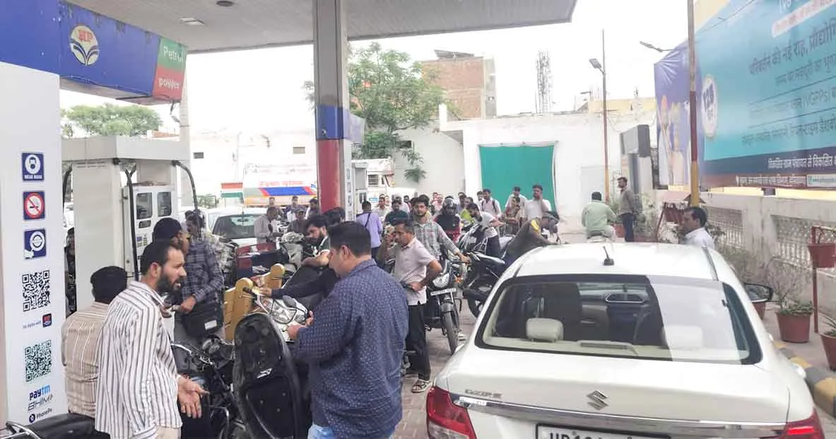 Petrol-Diesel News: फतेहाबाद में पेट्रोल-डीजल की किल्लत की खबरों से मची अफरा-तफरी, पंपों पर उमड़ी भीड़