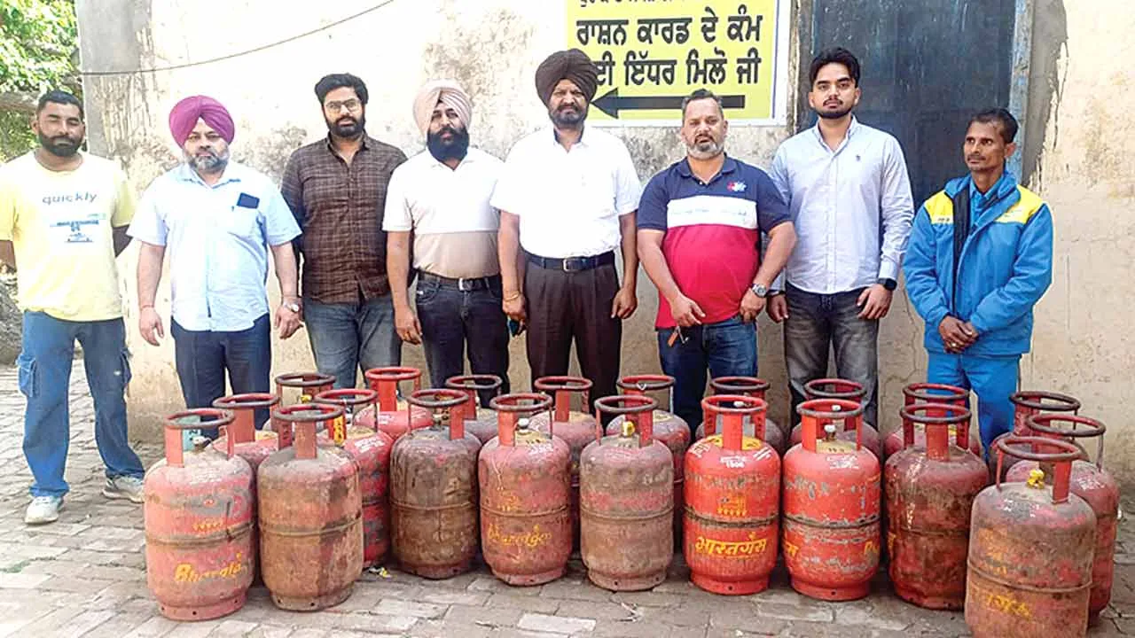 Gas Cylinder News: फतेहगढ़ साहिब में रेहड़ियों और दुकानों से 20 घरेलू गैस सिलेंडर जब्त