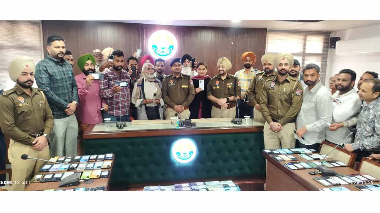 Fatehgarh Sahib Police: फतेहगढ़ साहिब पुलिस ने चोरी और गुम हुए 300 मोबाइल फोन असल मालिकों को सौंपे
