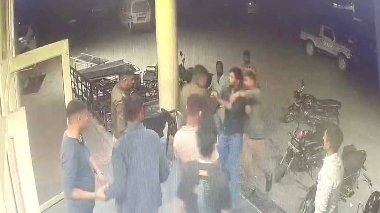 घरौंडा अस्पताल में डॉक्टर से बदसलूकी के बाद हड़ताल, पुलिस के खिलाफ धरना