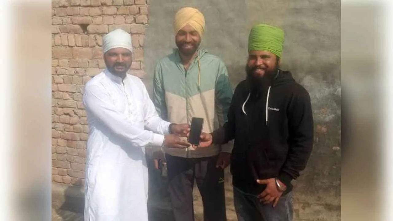 सीता गुनो बाइपास पर मिला मोबाइल डेरा सच्चा सौदा हनुमानगढ़ ब्लॉक के सेवादार ने वापिस लौटाया
