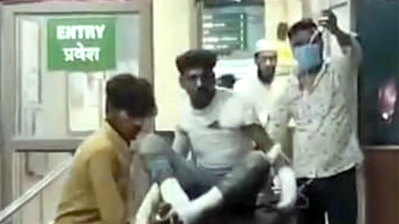 Gas Cylinder Explosion: खाना बनाते समय फटा सिलेंडर, पांच श्रमिक घायल