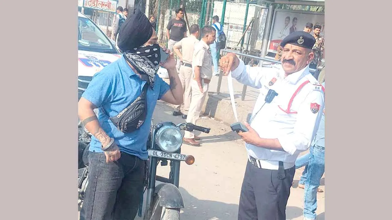 Traffic Police: गुरुग्राम पुलिस ने बुलेट बाइक का काटा 40,000 रुपए का चालान