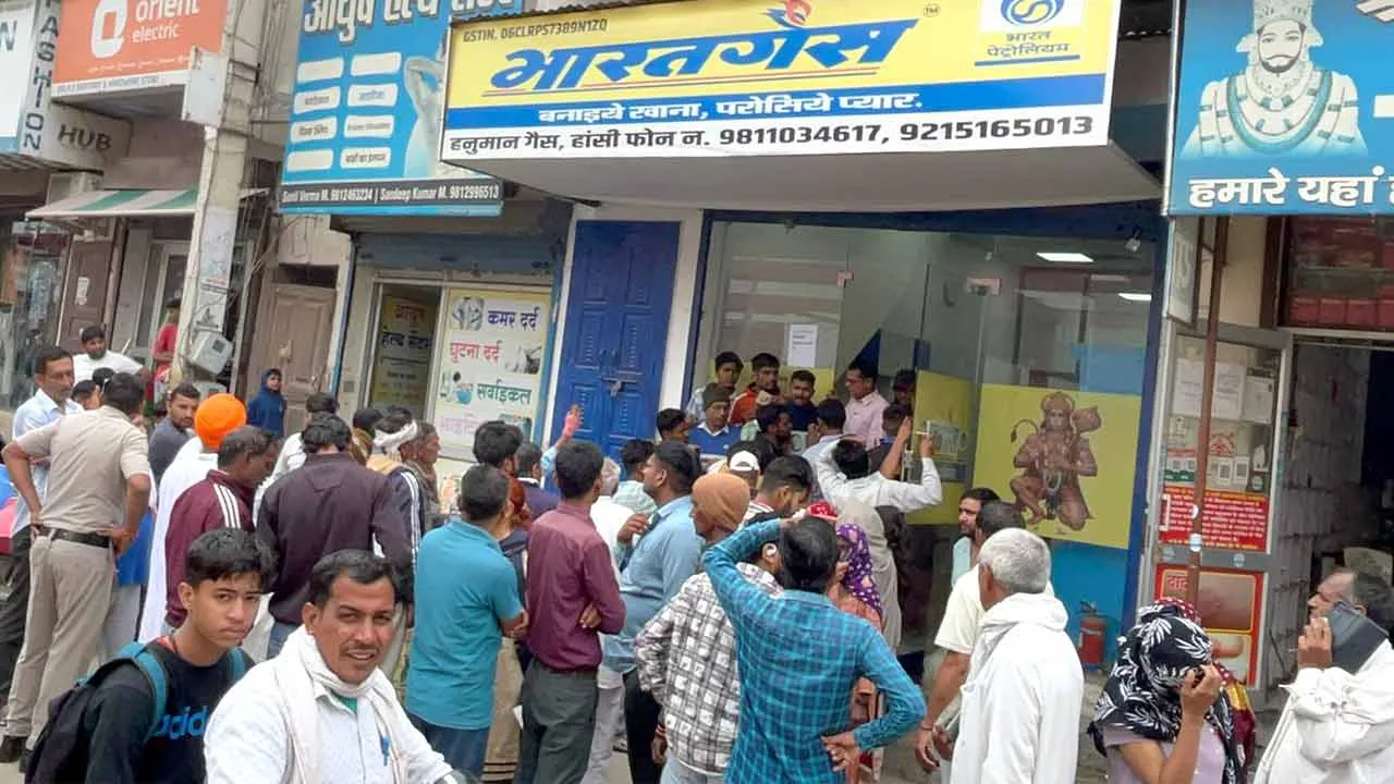 Gas Cylinder Shortage; हांसी में गैस संकट पर बवाल, सिलेंडर न मिलने से उपभोक्ताओं का फूटा गुस्सा