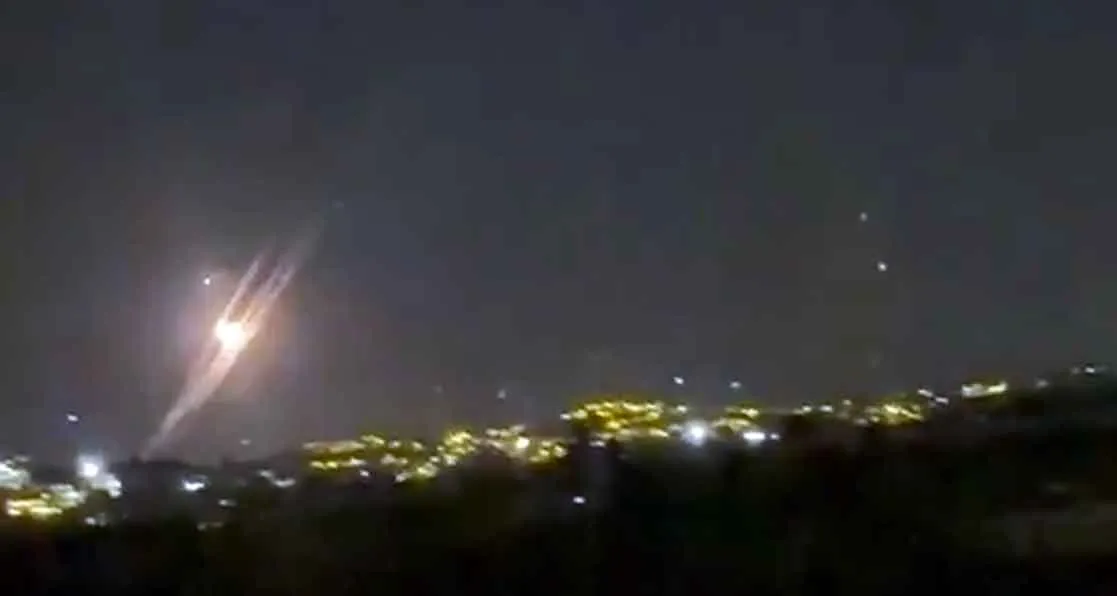 Lebanon-Israel Attack: खामेनेई की मौत के बाद अब लेबनान ने दागे इज़रायल पर रॉकेट व किये हवाई हमले