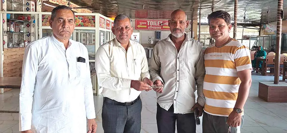 गलती से अकाउंट में आये 45 हजार रुपये हिसार के डेरा सेवादार ने असली मालिक को लौटाए