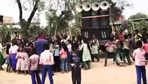 Viral School Video: झारखंड के विद्यालय में चलाया आपत्तिजनक नृत्य वीडियो, प्रधानाध्यापक निलंबित, दो शिक्षक होंगे टर्मिनेट