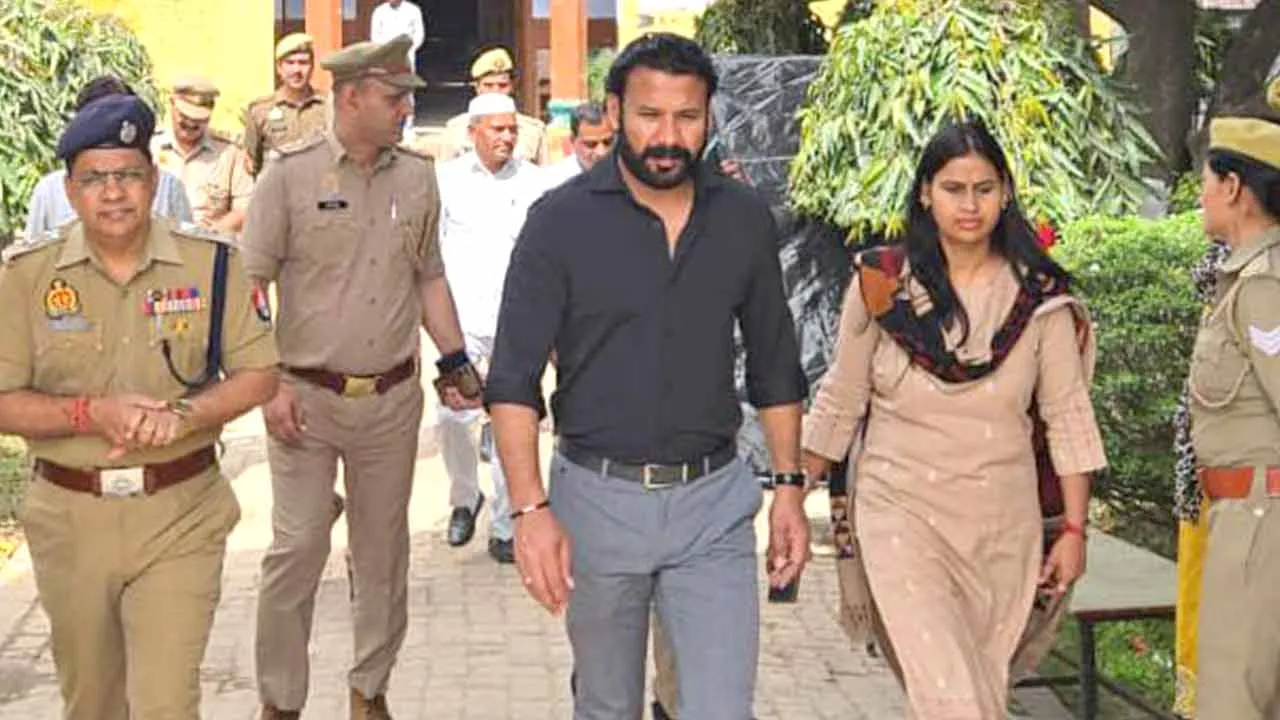 कैराना में एसआई परीक्षा केंद्रों पर पहुंचे डीएम-एसपी, परखी व्यवस्था