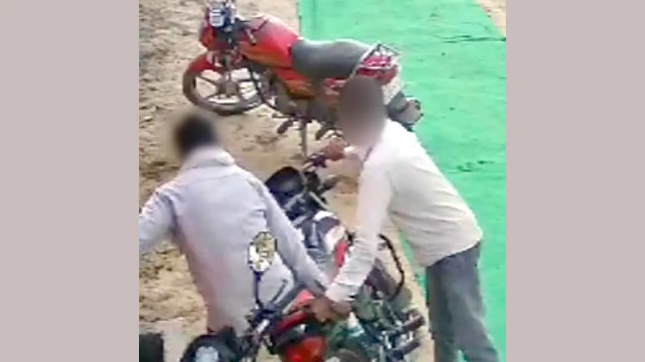 Kairana Bike Chori: हैंडल लॉक तोड़कर बाइक चोरी, वारदात सीसीटीवी में कैद