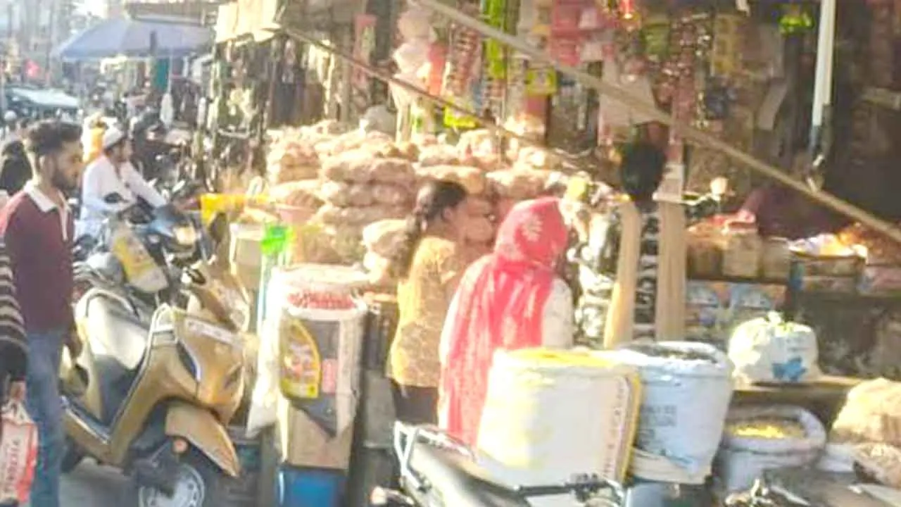 कैराना में ठेंगे पर श्रम कानून, साप्ताहिक बंदी में भी खुल रही दुकानें