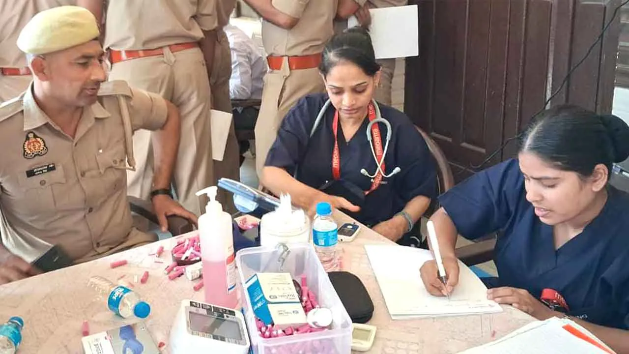 चिकित्सकों की टीम ने की पुलिसकर्मियों के स्वास्थ्य की जांच