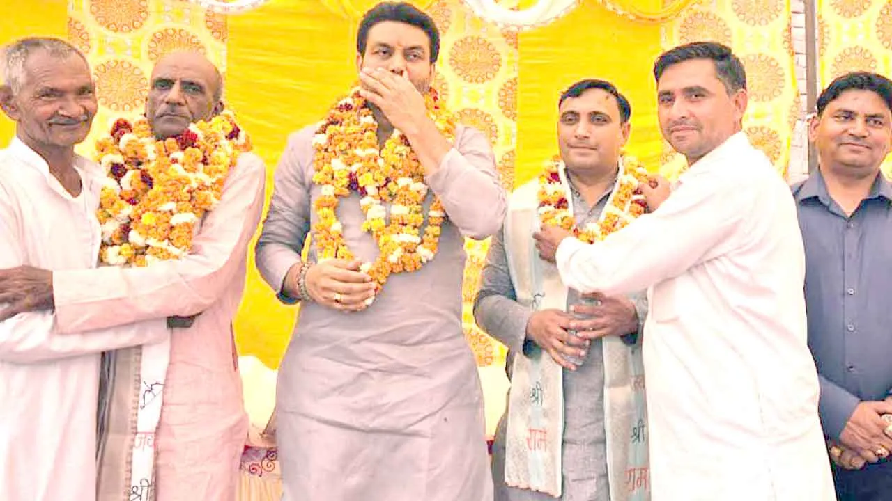 जिलाध्यक्ष रामजीलाल कश्यप व जिलामंत्री श्रीपाल आर्य का पुष्प मालाएं पहनाकर किया स्वागत