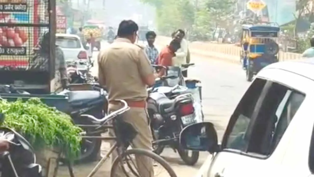 Kairana Traffic Police: ट्रैफिक पुलिस की कार्रवाई से लोगों में नाराज़गी, शहर में निकलना हुआ मुश्किल