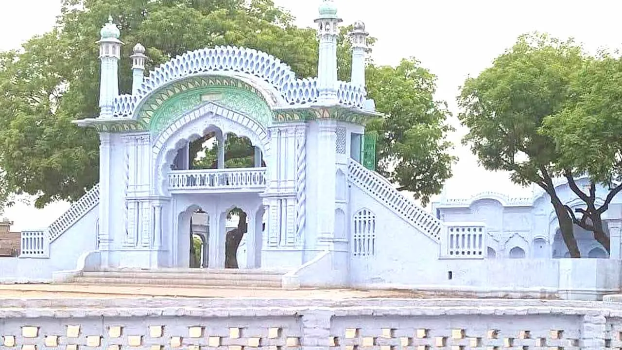 ईदगाह में जगह की कमी बना मुद्दा, सड़कों पर नमाज़ न पढ़ने की अपील