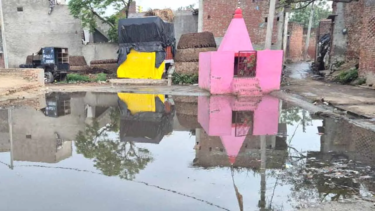 अलीपुर में गंदे पानी की जद में आया देवस्थल, ग्रामीणों में आक्रोश