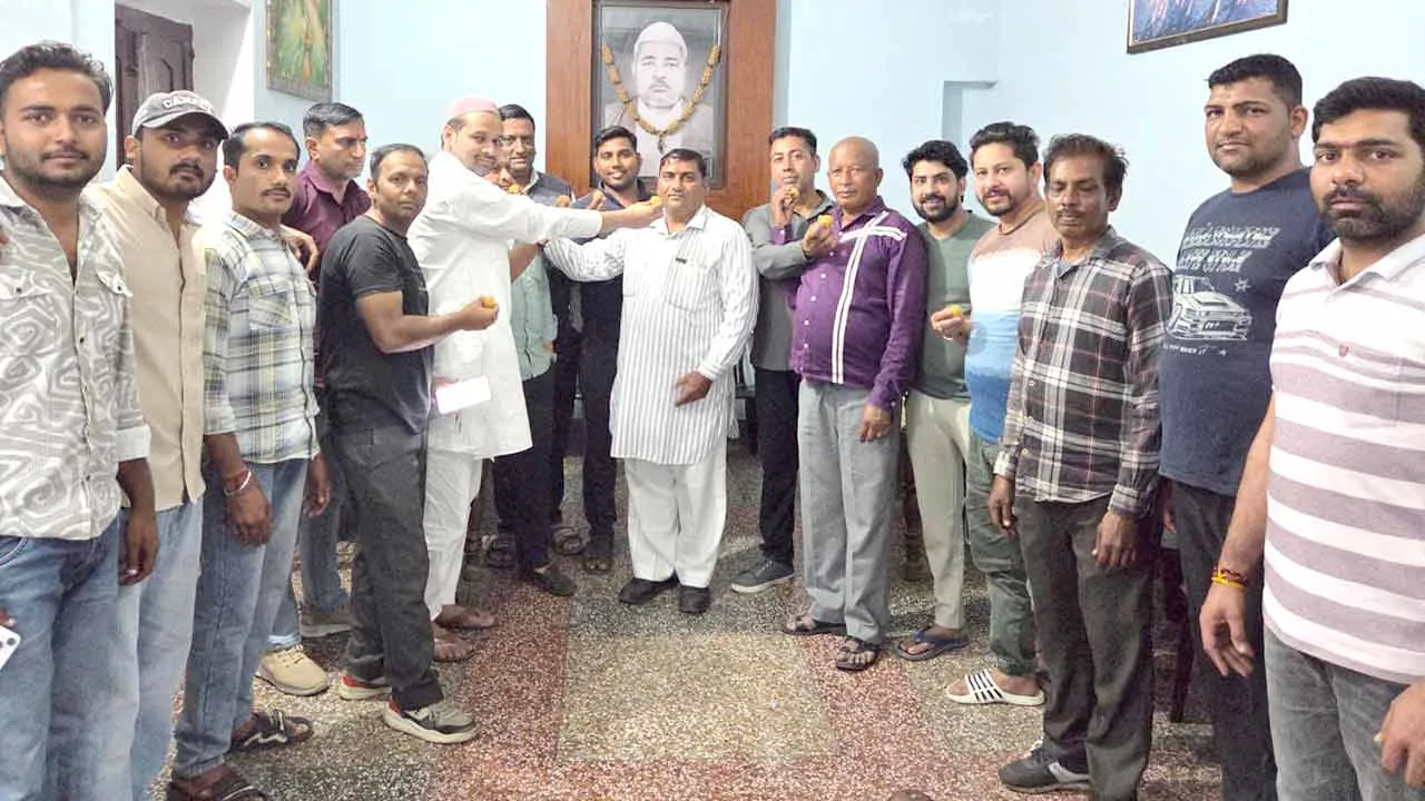 रामजीलाल कश्यप के भाजपा जिलाध्यक्ष बनाए जाने पर बांटी मिठाईयां