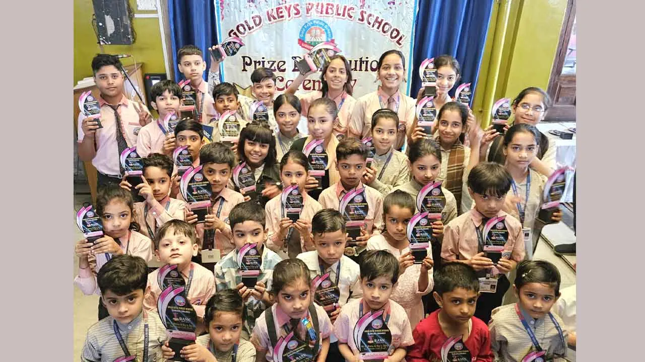 गोल्ड कीज़ पब्लिक स्कूल में पुरस्कार वितरण समारोह आयोजित