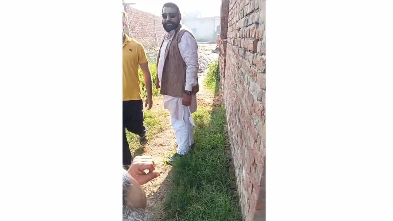 महिला जिपं सदस्य के पति पर प्लाट पर अवैध कब्जे का आरोप, वीडियो वायरल