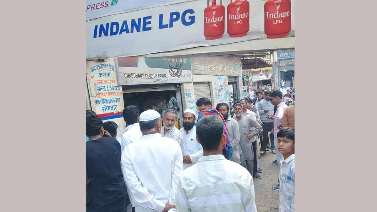 Gas Cylinder News: ईद नजदीक आते ही गैस सिलेंडरों की मांग बढ़ी, एजेंसी पर लंबी कतारें