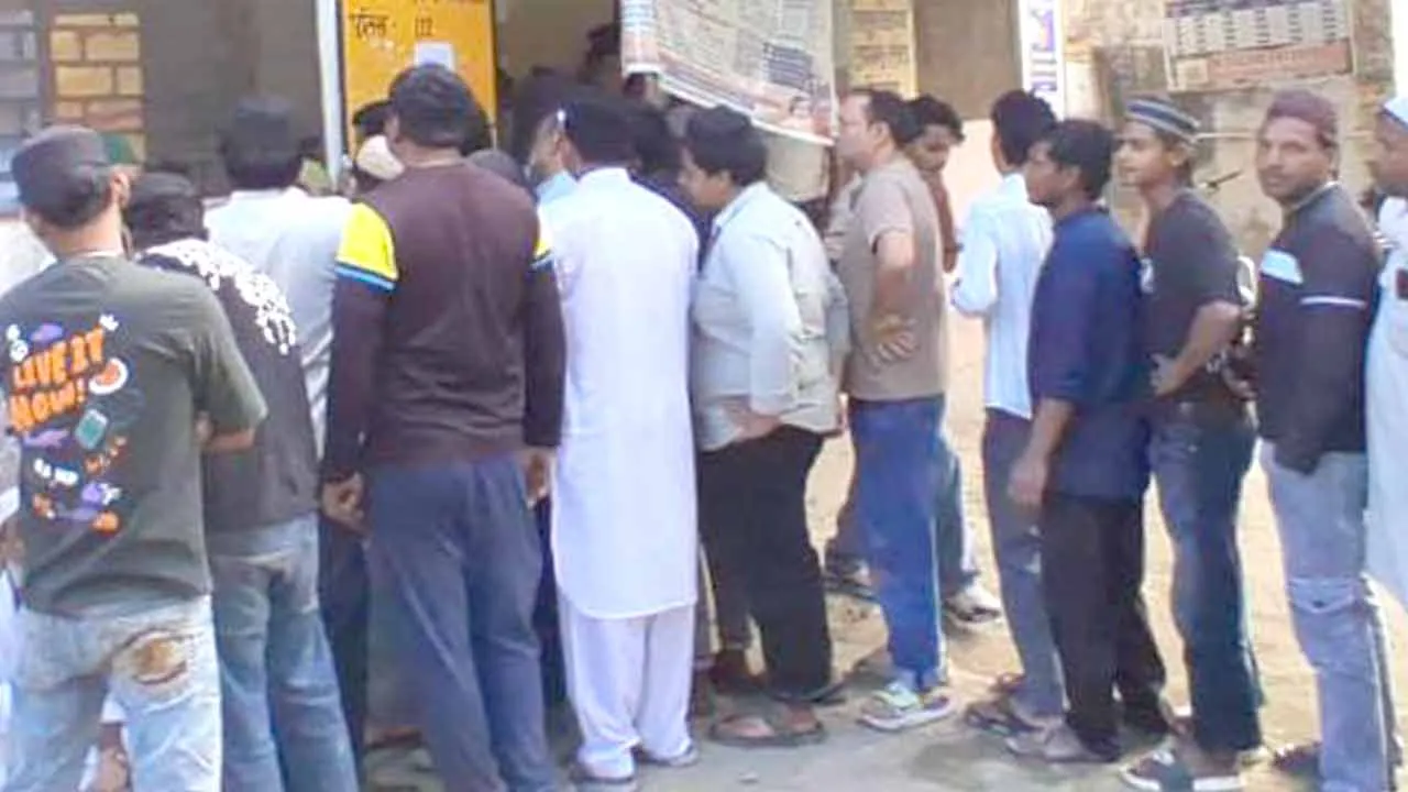 Smart Meters: स्मार्ट मीटरों के ऑटोमैटिक विच्छेदन से उपभोक्ता परेशान, एसडीओ ऑफिस पर लगी कतार