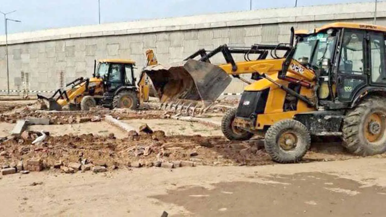 Bulldozer Action: कैराना में तीन अनाधिकृत कॉलोनियों पर चला एमडीए का बुलडोजर