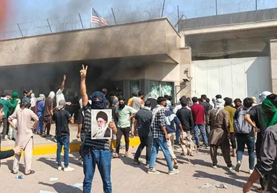 Karachi Protests: खामेनेई की मौत के बाद पाकिस्तान में विरोध प्रदर्शन तेज, प्रदर्शनकारियों का अमेरिकी वाणिज्य दूतावास पर हमला
