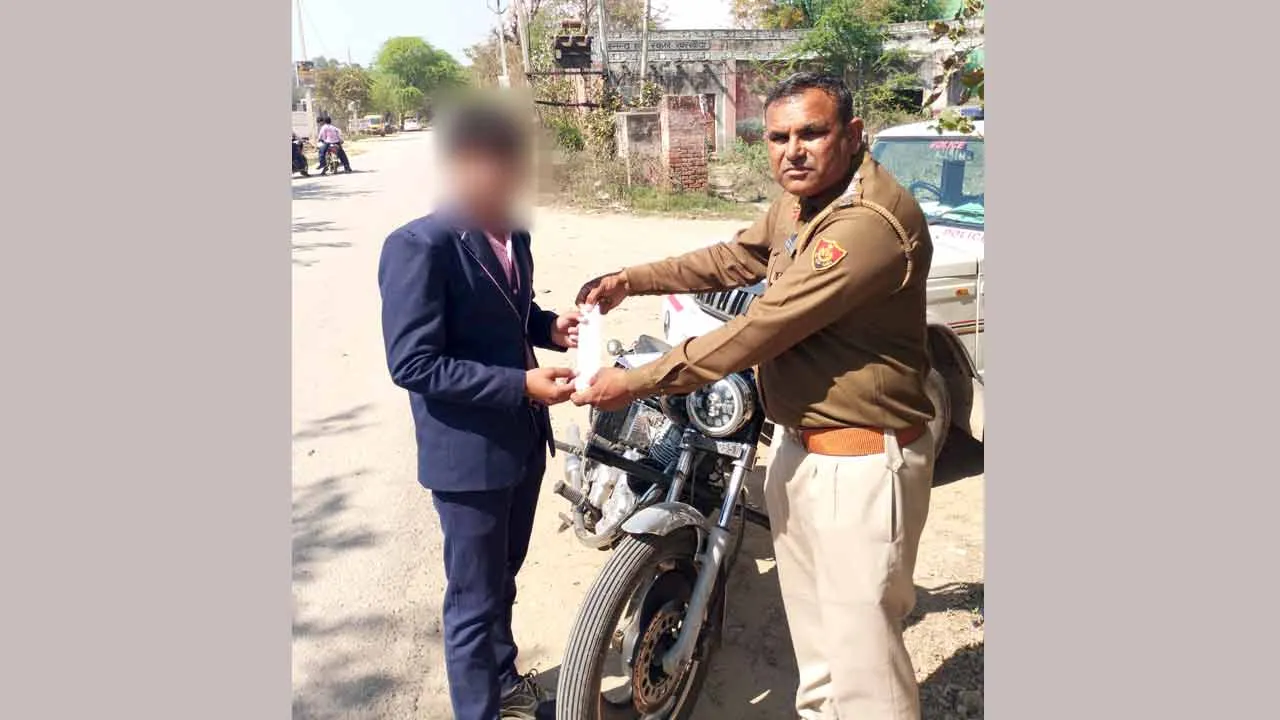 Bullet Bike Challan: खरखौदा ट्रैफिक पुलिस ने बुलेट पटाखा मोटरसाइकिल का काटा 33,500 का चालान, बाइक की इम्पाउंड