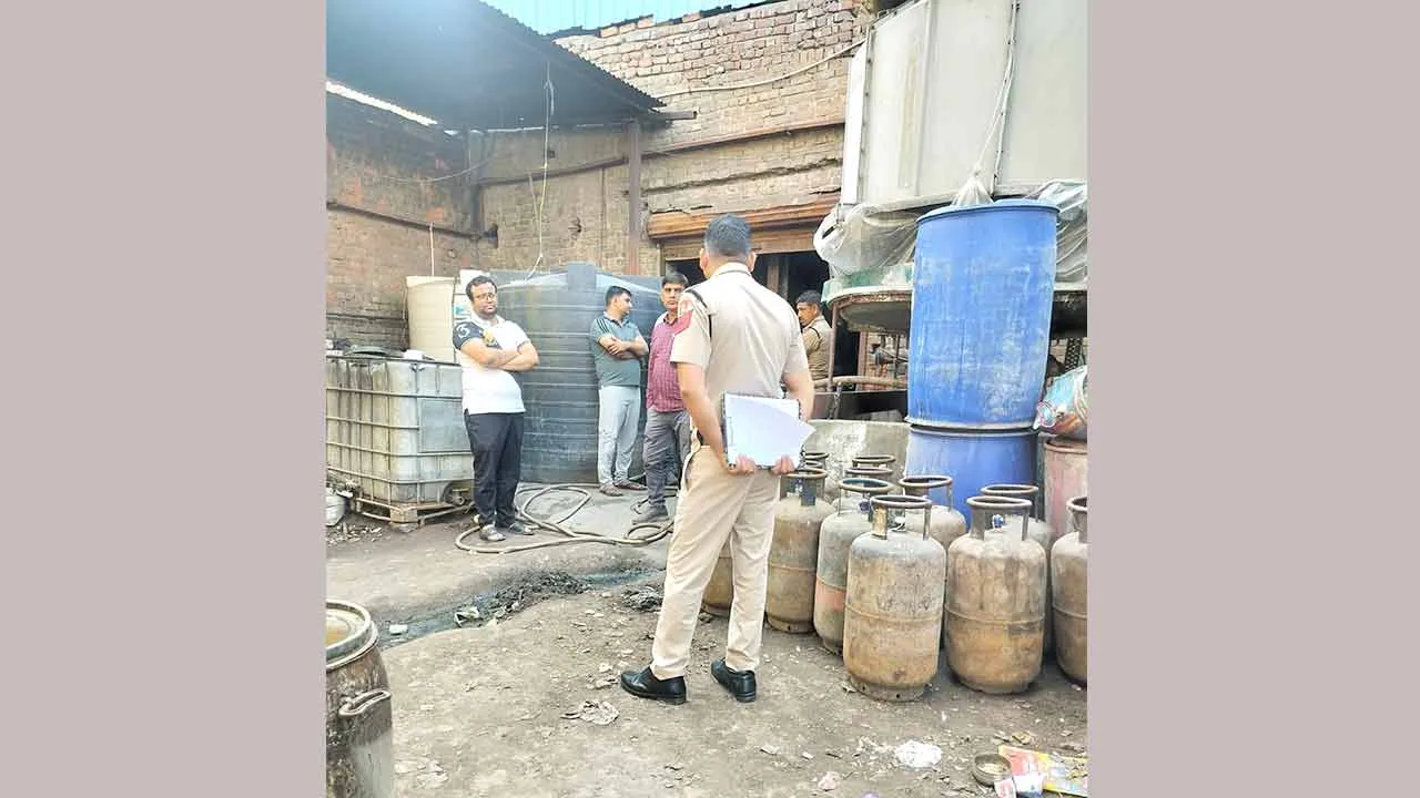 सैदपुर की फैक्ट्री में छापा मारकर 28 अवैध कमर्शियल गैस सिलेंडर किए बरामद