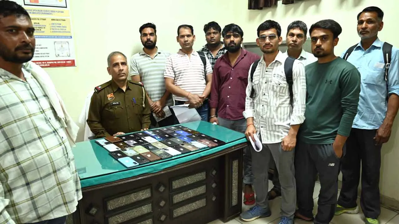 पुलिस ने गुमशुदा 40 मोबाइल फोन बरामद कर फोन मालिकों को सौंपे
