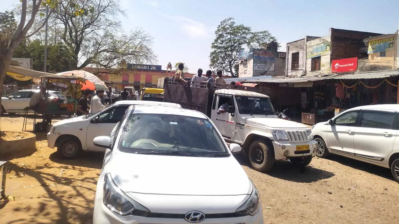 रेलवे स्टेशन के बाहर अवैध वाहनों का कब्जा